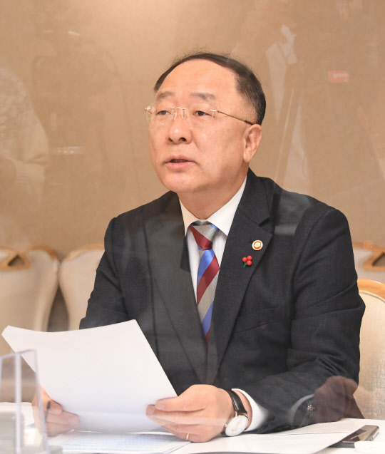 홍남기 부총리 겸 기획재정부 장관이 12월 22일 서울 광화문 정부서울청사에서 열린 '제35차 부동산시장 점검 관계장관회의'를 주재, 모두발언을 하고 있다.<기획재정부 제공>